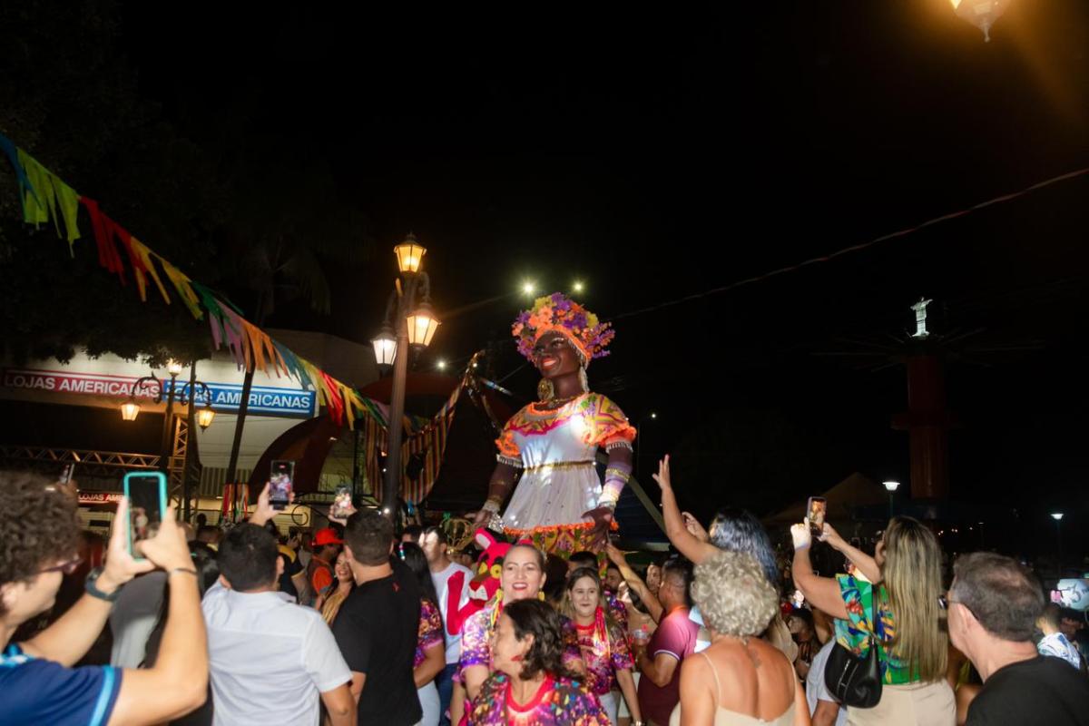Prefeitura de Parintins transforma chegada da Kamélia em espetáculo na abertura do Carnailha 2026