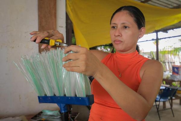 Prefeitura de Parintins promove capacitação para produção de vassouras ecológicas no Residencial Parintins