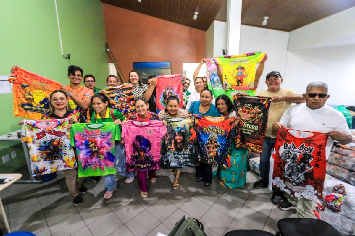 Prefeitura de Parintins entrega mais de 4 mil abadás e camisas aos blocos do Carnailha 2026