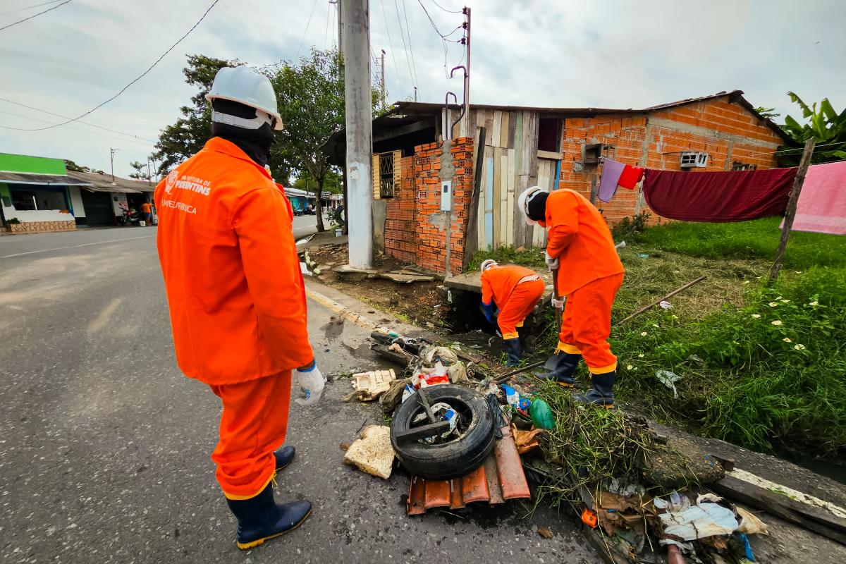 Prefeitura de Parintins intensifica ações de limpeza dos bueiros da cidade