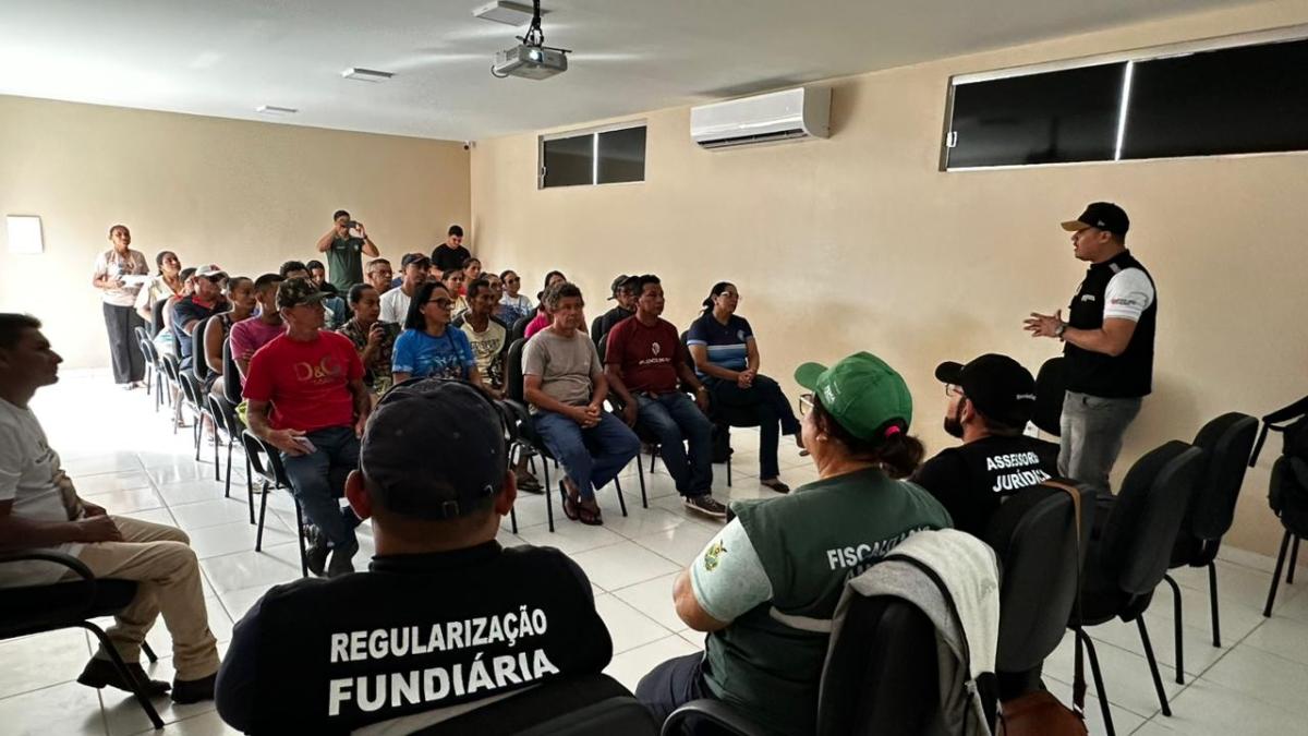 Prefeitura de Parintins realiza visita técnica e leva orientações sobre regularização fundiária à Vila Amazônia