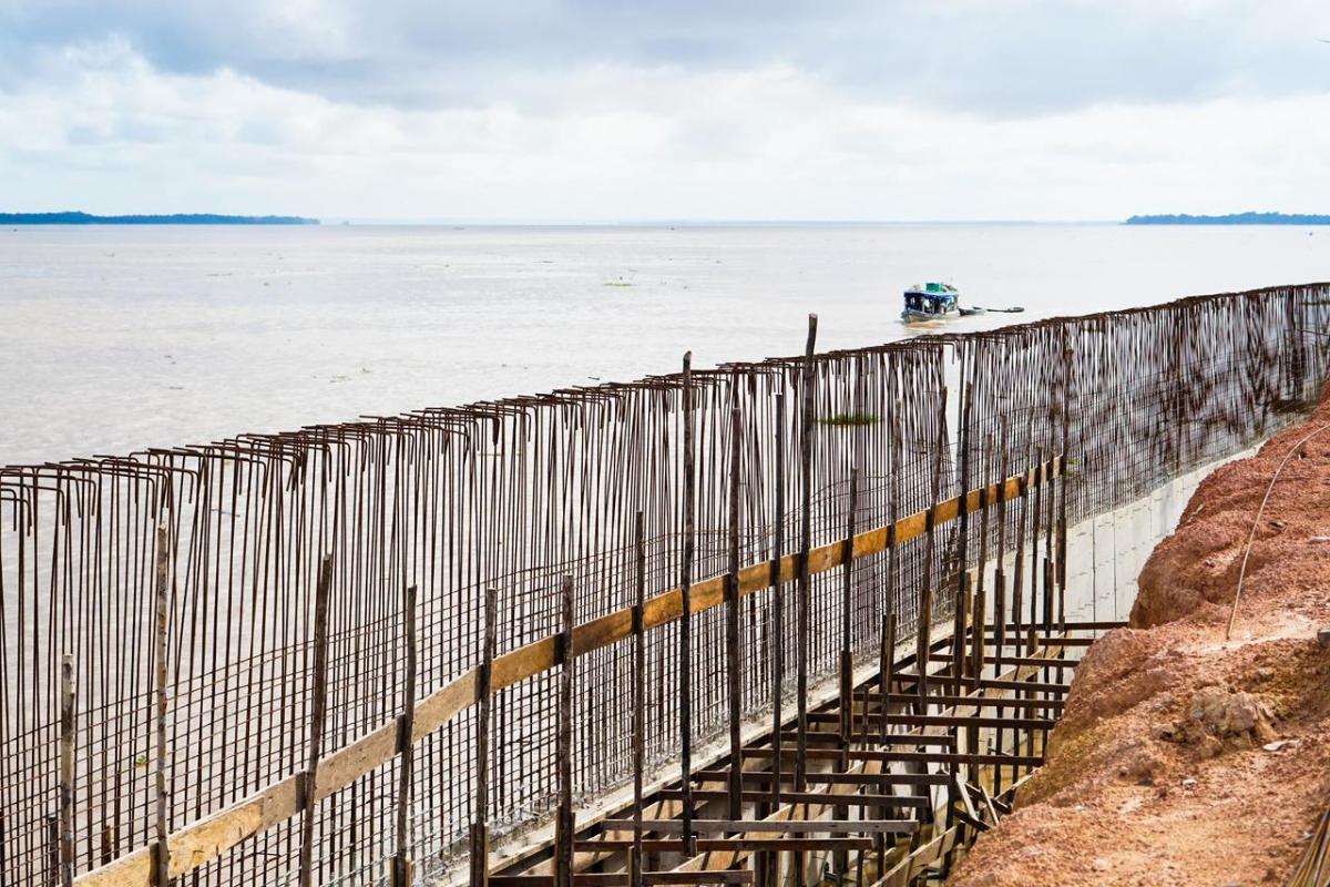 Investimento histórico: construção do muro de arrimo fortalece a proteção da orla de Parintins
