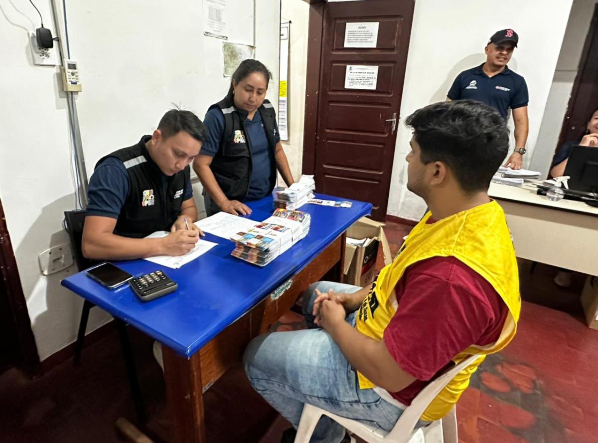 Equipe da Secretaria  de Terras percorre comércio com entrega dos carnês do Alvará 2026