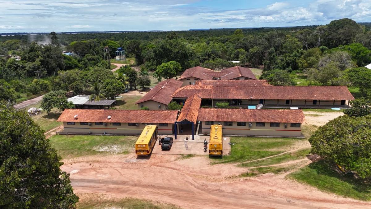 Prefeitura de Parintins realiza reforma estrutural e manutenção do transporte escolar na Escola Municipal Tsukasa Uyetsuka