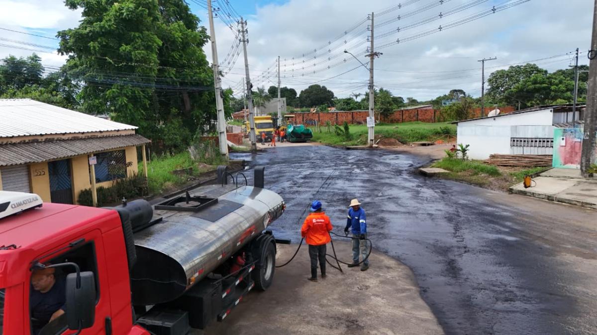 Após drenagem e terraplanagem, Prefeitura de Parintins inicia asfaltamento na Estrada Eduardo Braga com Massaranduba