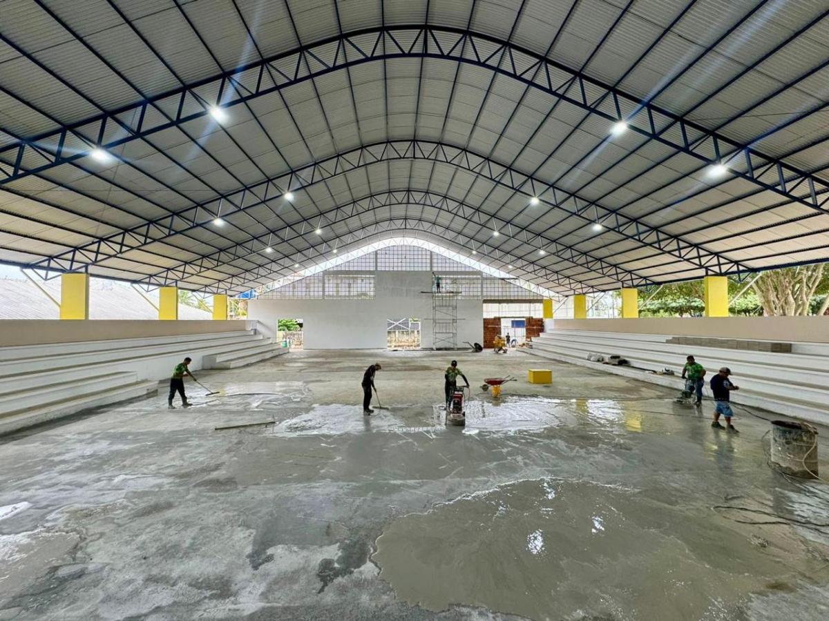 Com emenda de Mayra Dias e recursos da Prefeitura de Parintins, obra do ginásio da escola João Bosco entra em fase de acabamentos