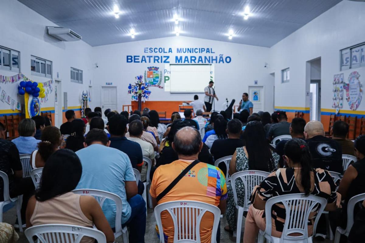Em parceria com a UEA Parintins, Semed promove roda de conversa com professores da EJA