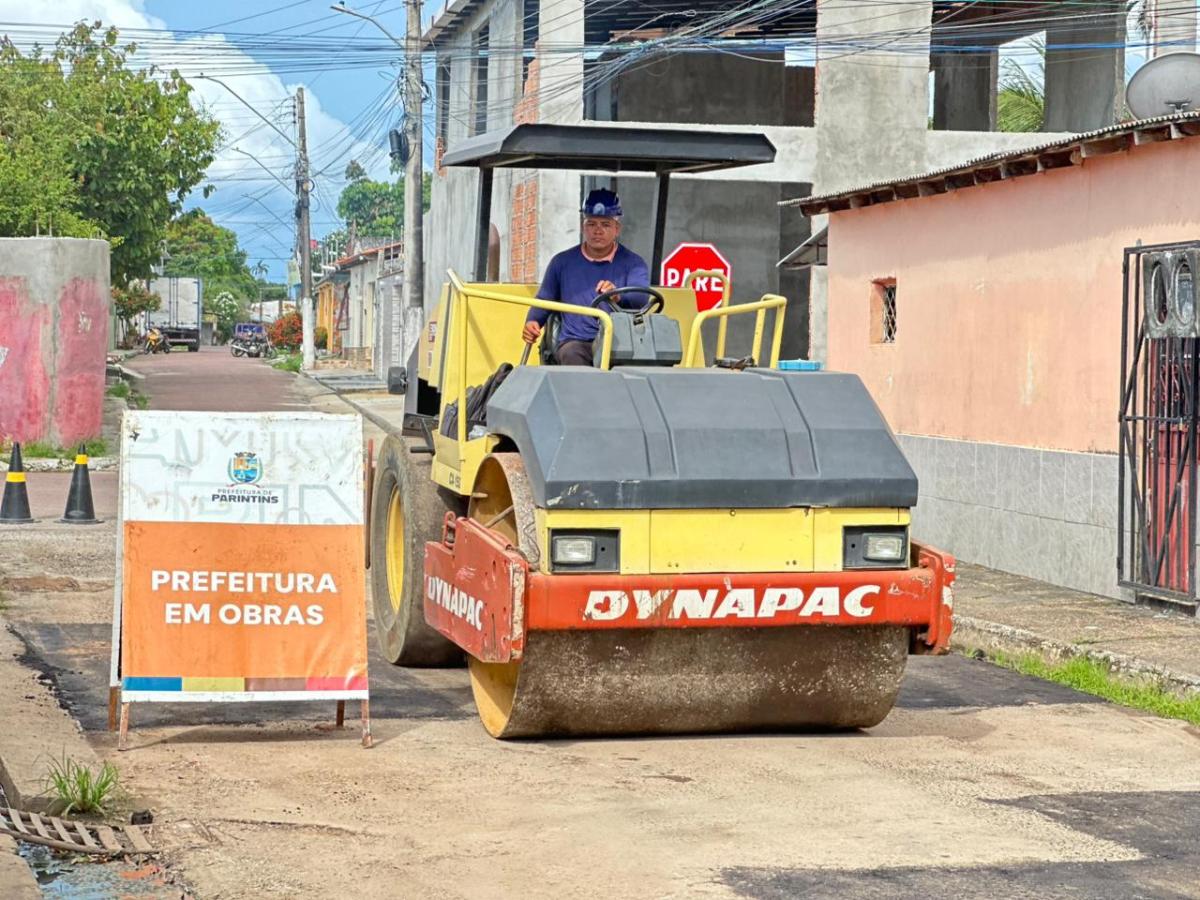 Bairros de Parintins recebem melhorias com ações de recuperação asfáltica