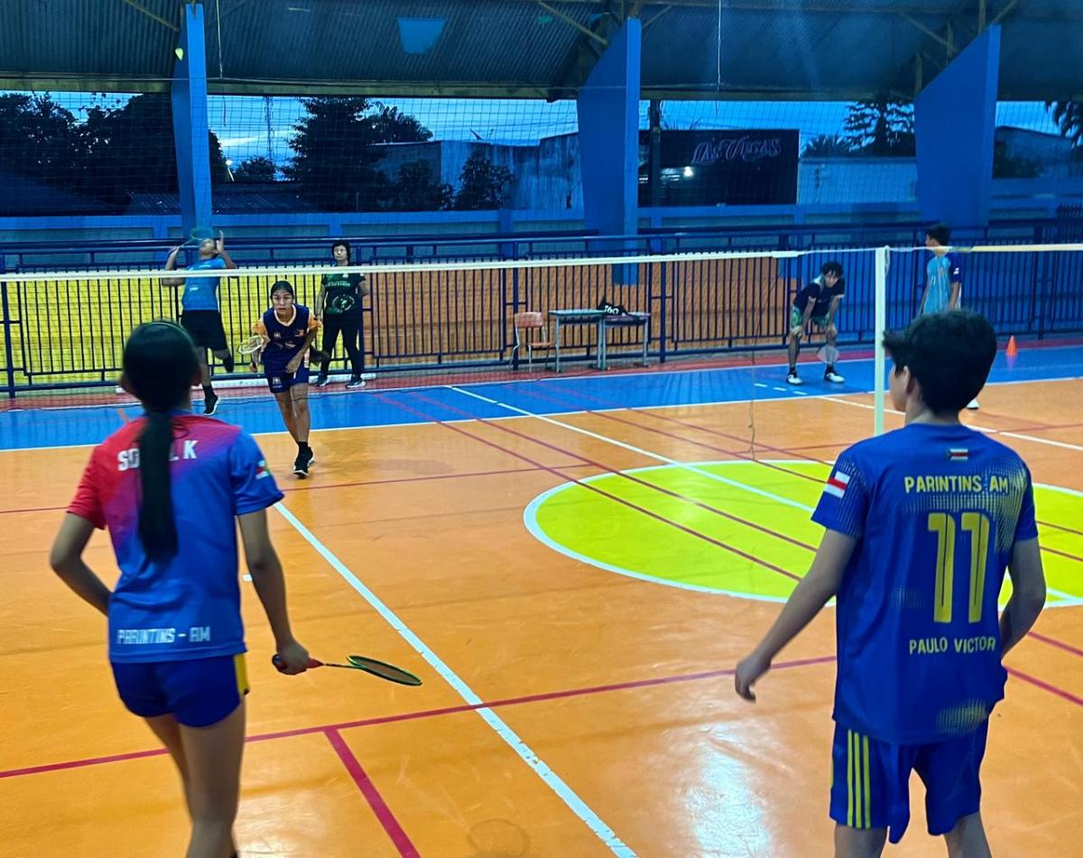 Com apoio da Prefeitura, delegação de Badminton de Parintins embarca para disputa do II Campeonato Amazonense Escolar da modalidade