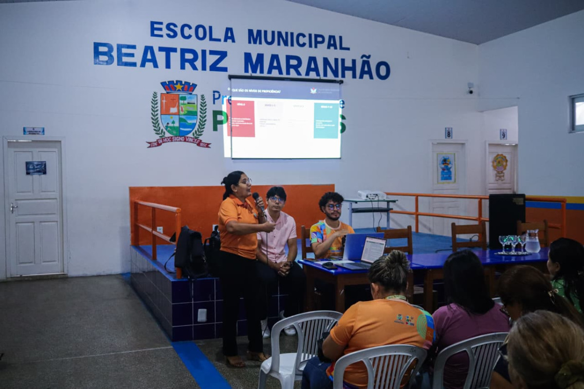 Secretaria de Educação de Parintins analisa resultados preliminares de avaliações externas para melhorias na rede municipal