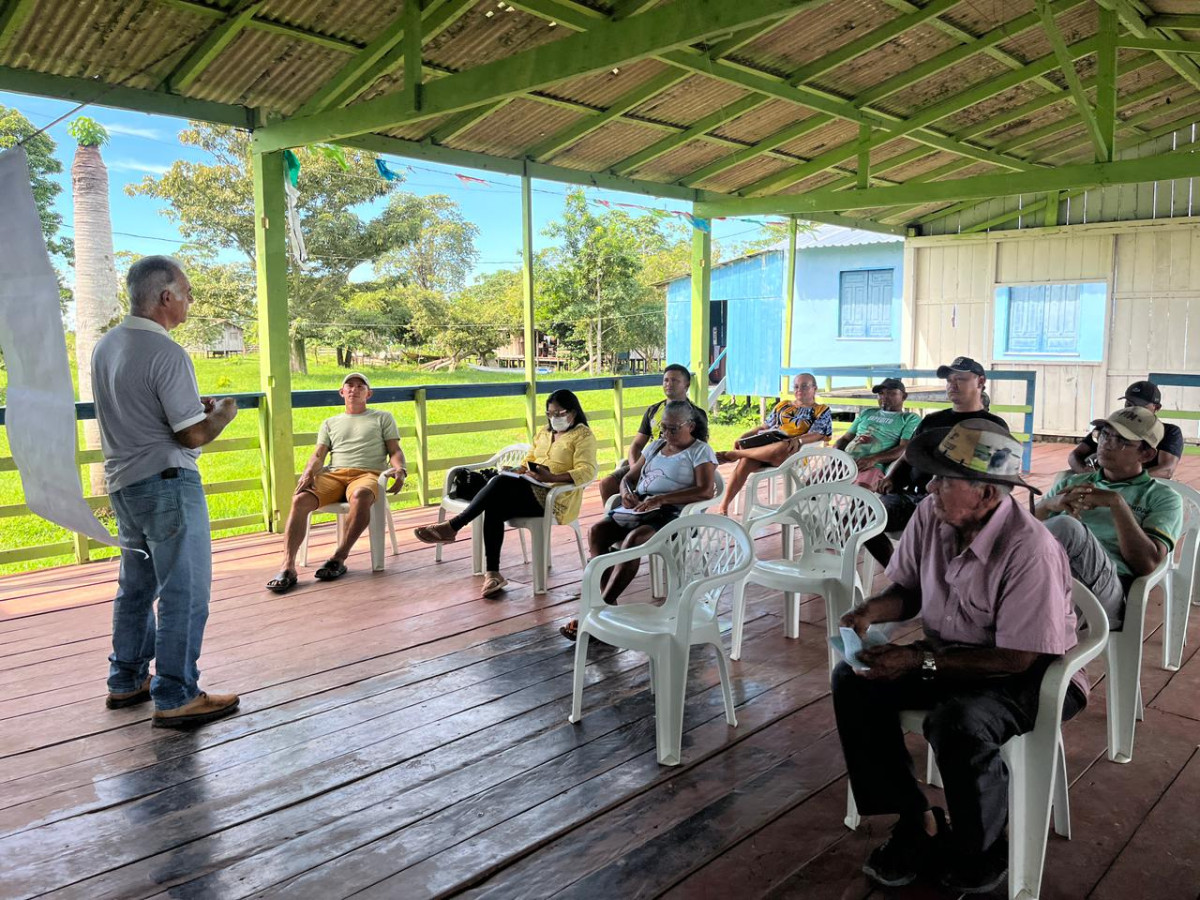Prefeitura de Parintins leva orientação e cadastro a produtores de mel e suínos na zona rural