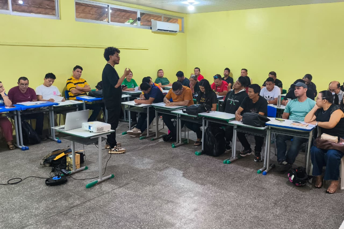 Semed Parintins realiza formação com professores de matemática de escolas das zonas urbana e rural