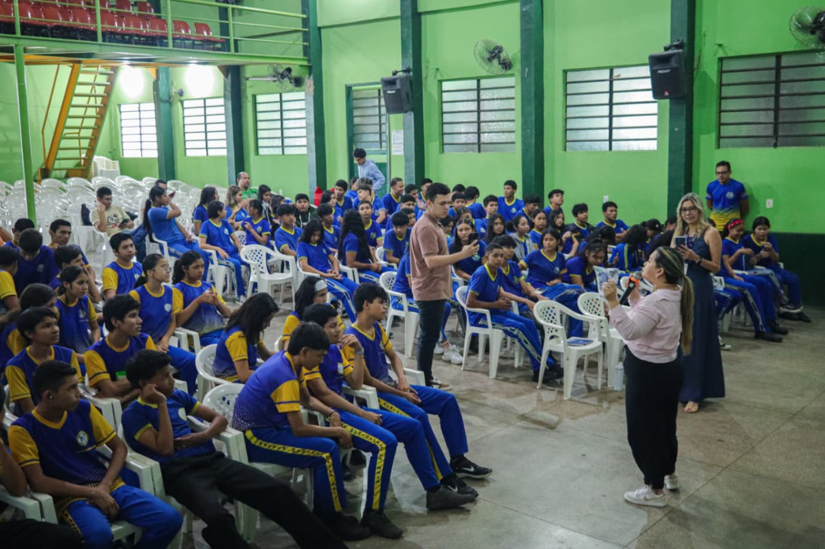 Alunos da rede municipal participam de palestra sobre empreendedorismo e inovação em parceria com o Sebrae