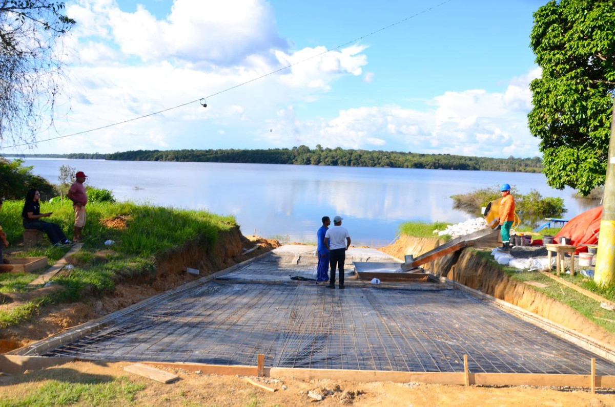 Prefeitura realiza construção de rampa no porto da comunidade São Tomé do Uaicurapá