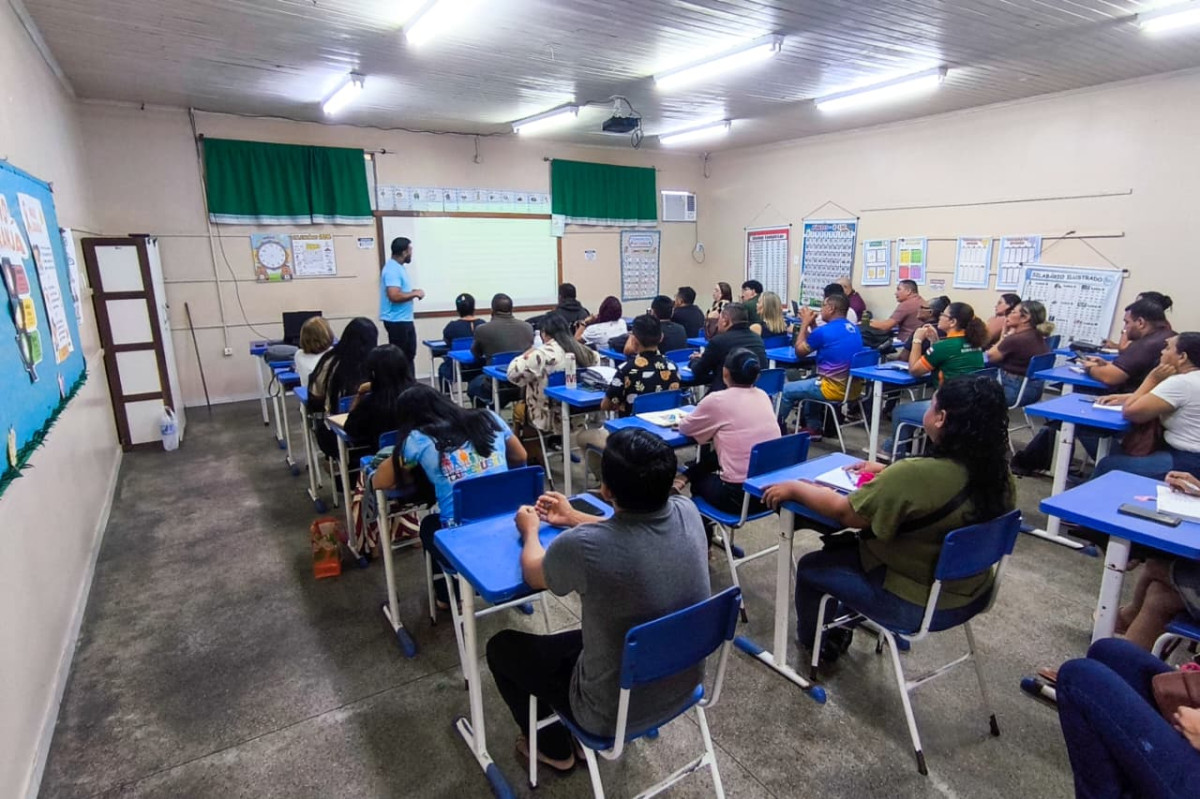 Professores e diretores escolares das redes municipal e estadual de educação participam de formação sobre o SADEAM