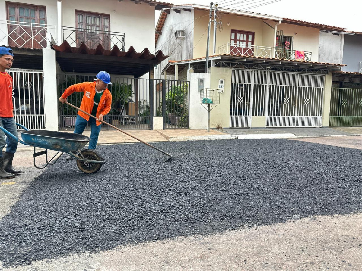 Prefeitura intensifica recuperação asfáltica nas ruas de Parintins