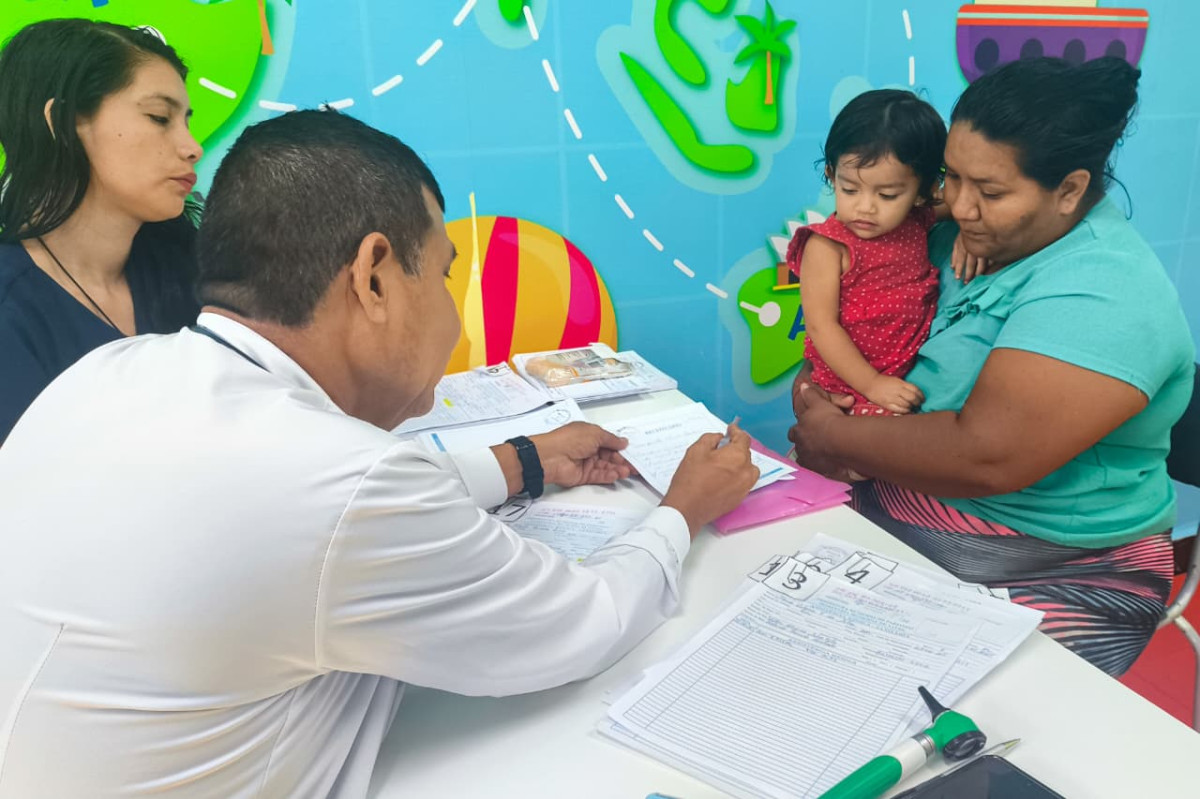 Crianças da Creche Professora Paula do Carmo recebem atendimento pediátrico