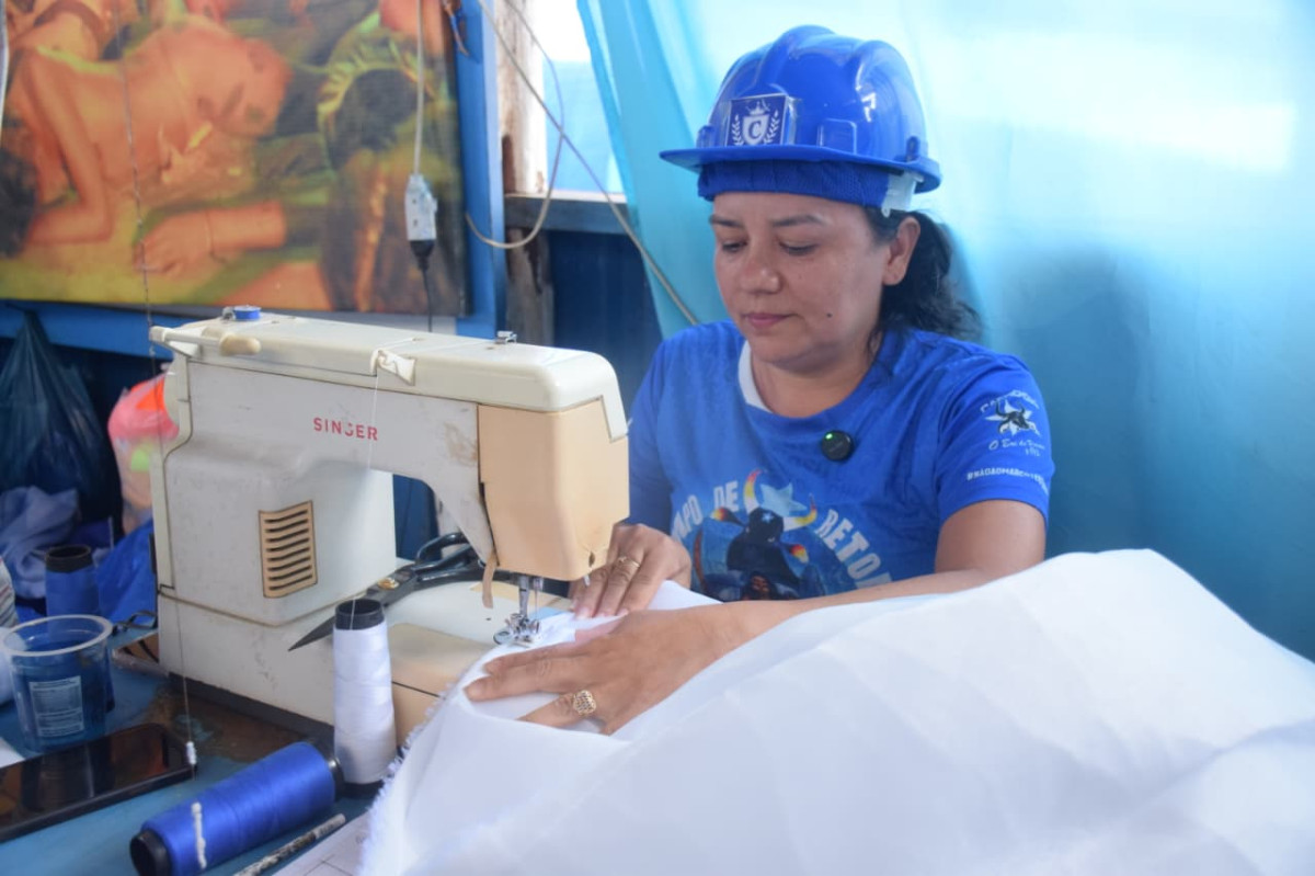 Talento e oportunidade: costureiras e artesãs formadas pela Prefeitura atuam na produção do Festival de Parintins