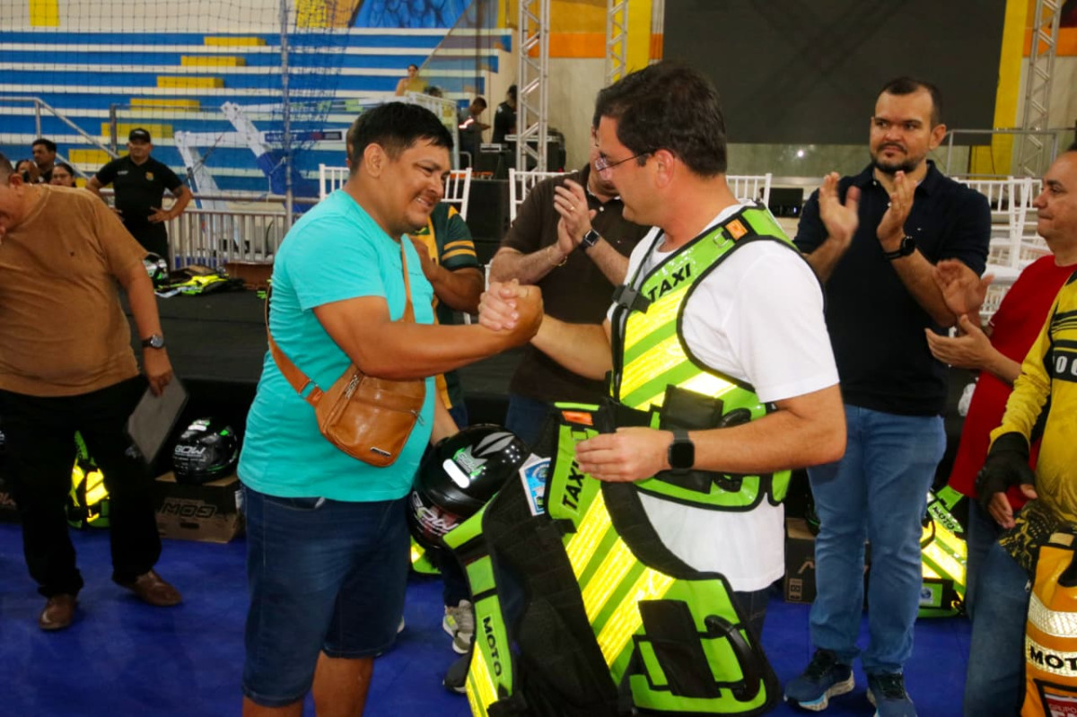 Prefeito Mateus Assayag realiza entrega de 400 unidades de EPIs a mototaxistas em Parintins