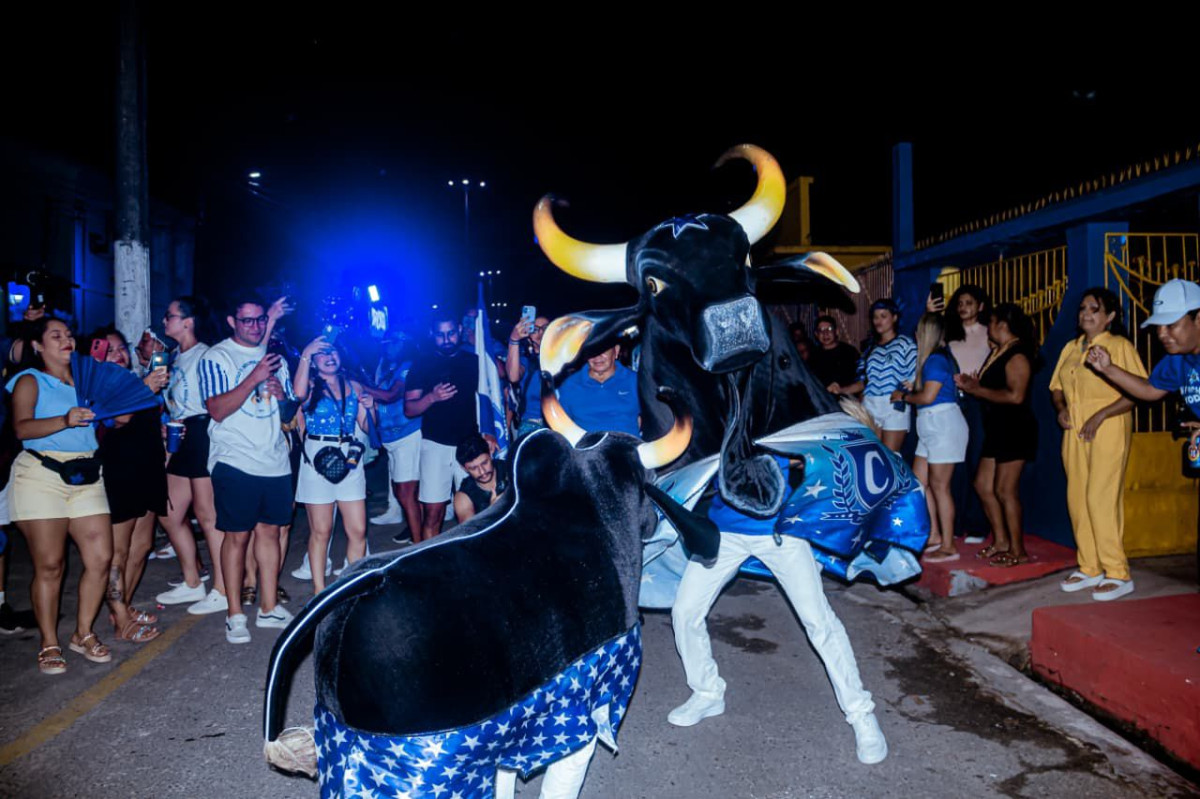 Boi de Rua: Caprichoso leva mais de 60 mil pessoas às ruas em noite histórica de celebração e tradição