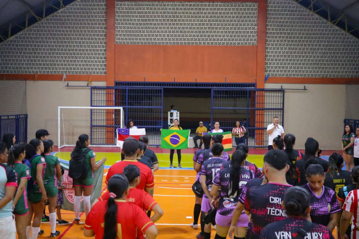 Com apoio da Prefeitura de Parintins, 1ª Copa Nelson Brasil de Futsal Feminino inicia com dois jogos