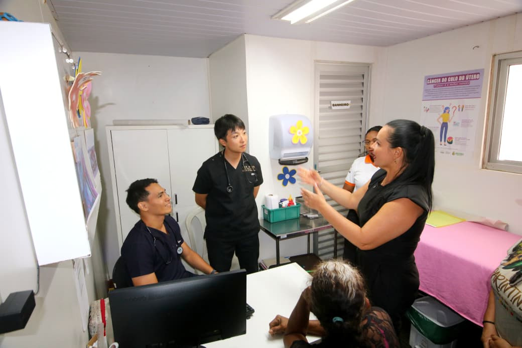 Comunidades ribeirinhas recebem estudantes de Medicina do Japão durante atendimentos da UBS Fluvial