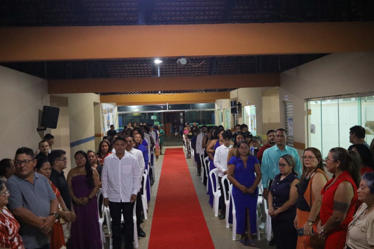 Escola Luz do Saber promove formatura de 30 estudantes da Educação de Jovens e Adultos