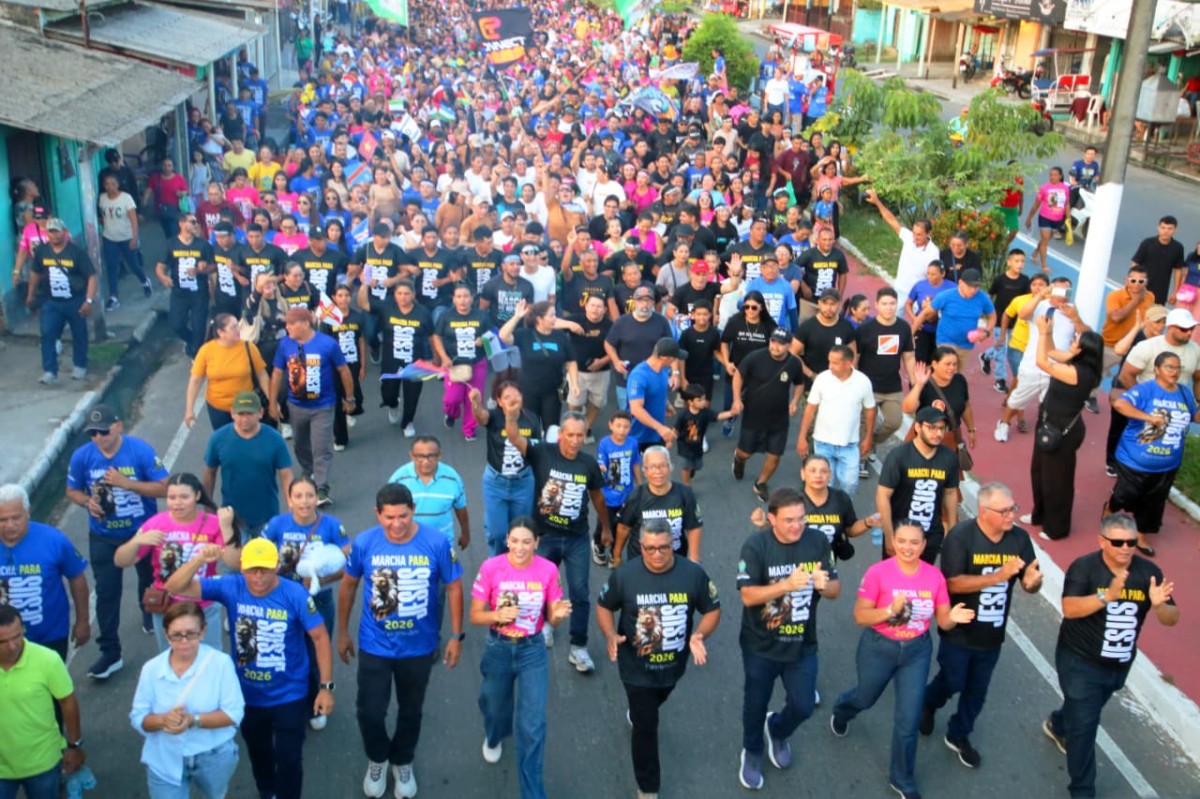 Com estrutura da Prefeitura, Marcha para Jesus mobiliza multidão pelas ruas de Parintins