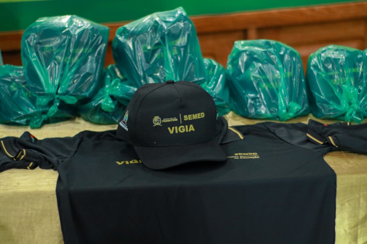 Prefeitura de Parintins entrega uniformes e equipamentos para vigilantes da rede municipal de ensino