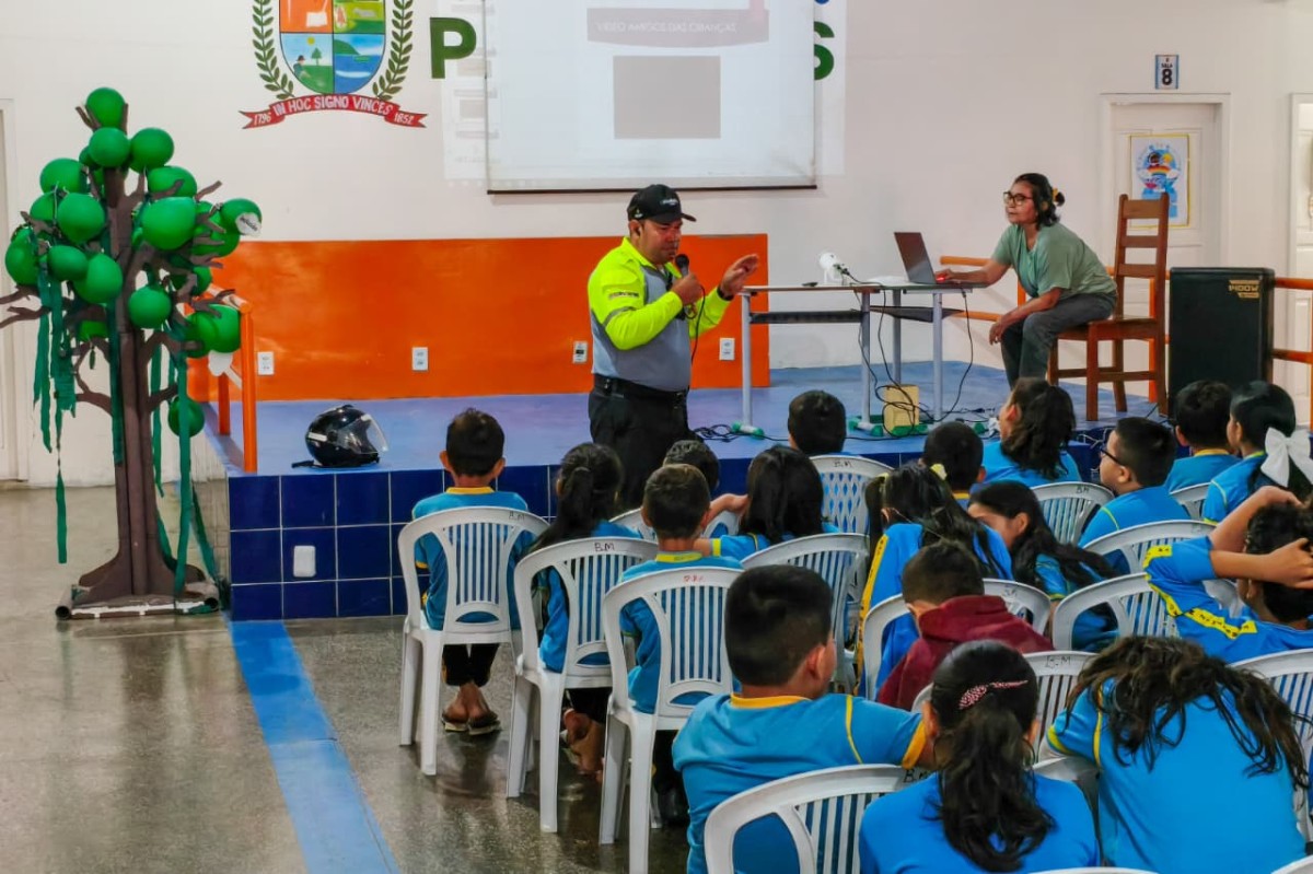 Palestra educativa conscientiza estudantes da Escola Municipal Beatriz Maranhão sobre cuidados no trânsito