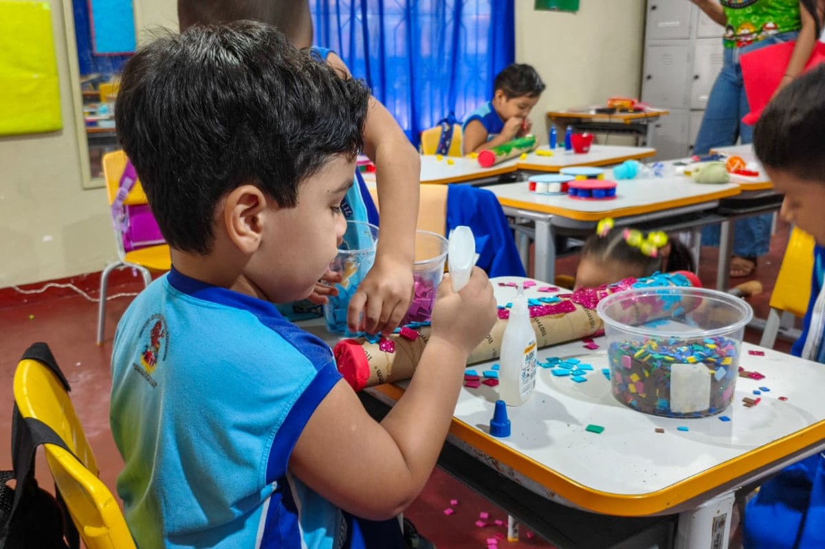 Crianças do CEI Sementinha participam de oficina de construção de brinquedos com materiais recicláveis