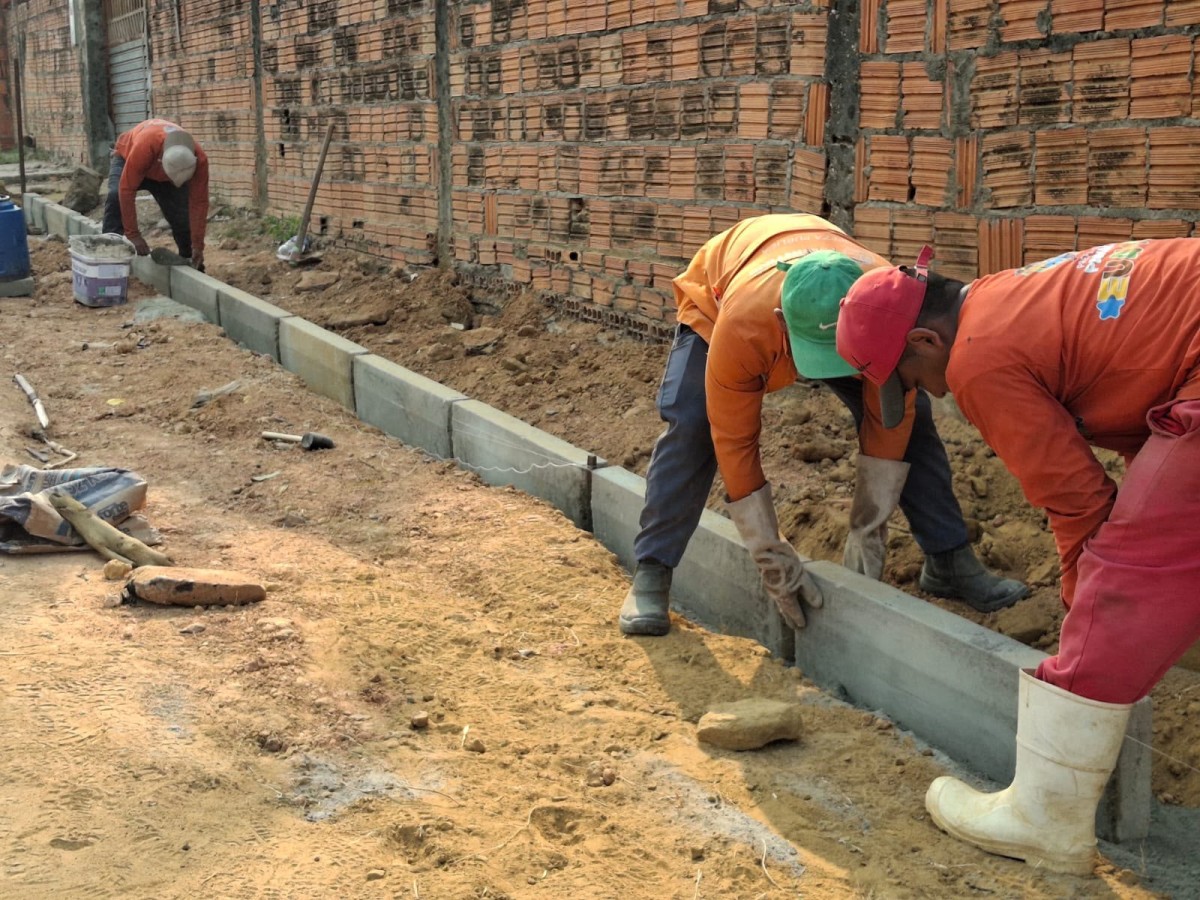 Obras de infraestrutura incluem melhorias em calçadas, sarjetas e meios-fios em Parintins