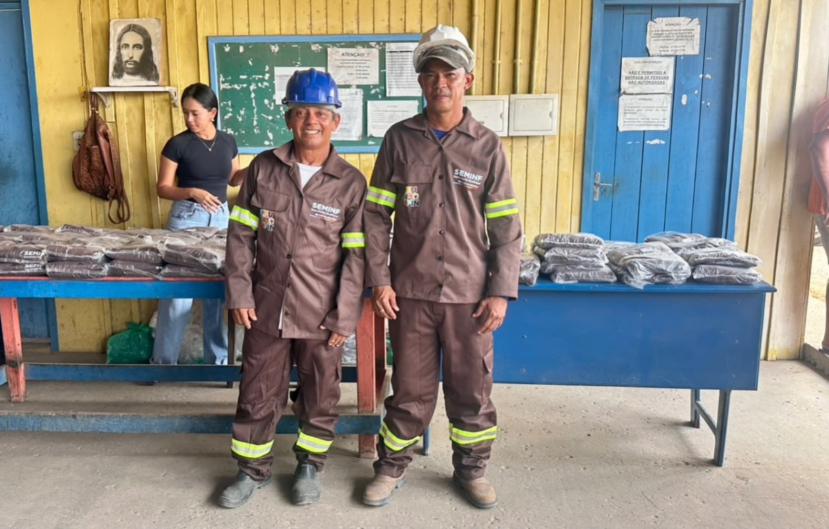 Prefeitura de Parintins entrega equipamentos para servidores da Secretaria de Infraestrutura