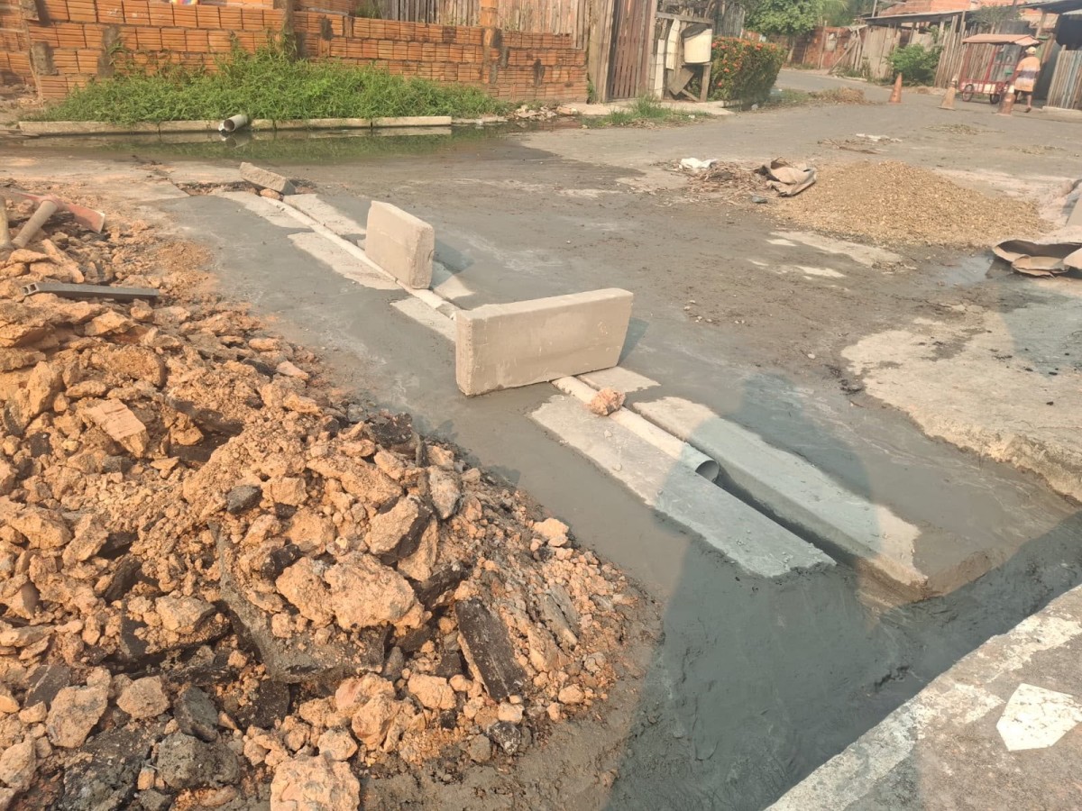 Construção de meio-fio e canaletas integra ações de infraestrutura em Parintins