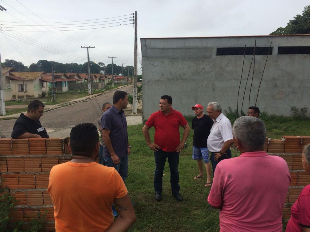 Prefeito em exercício verifica demandas e define reunião com moradores do residencial Vila Cristina