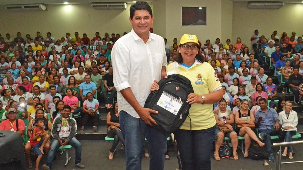 Bi Garcia entrega fardamento para mais de 300 trabalhadores da saúde