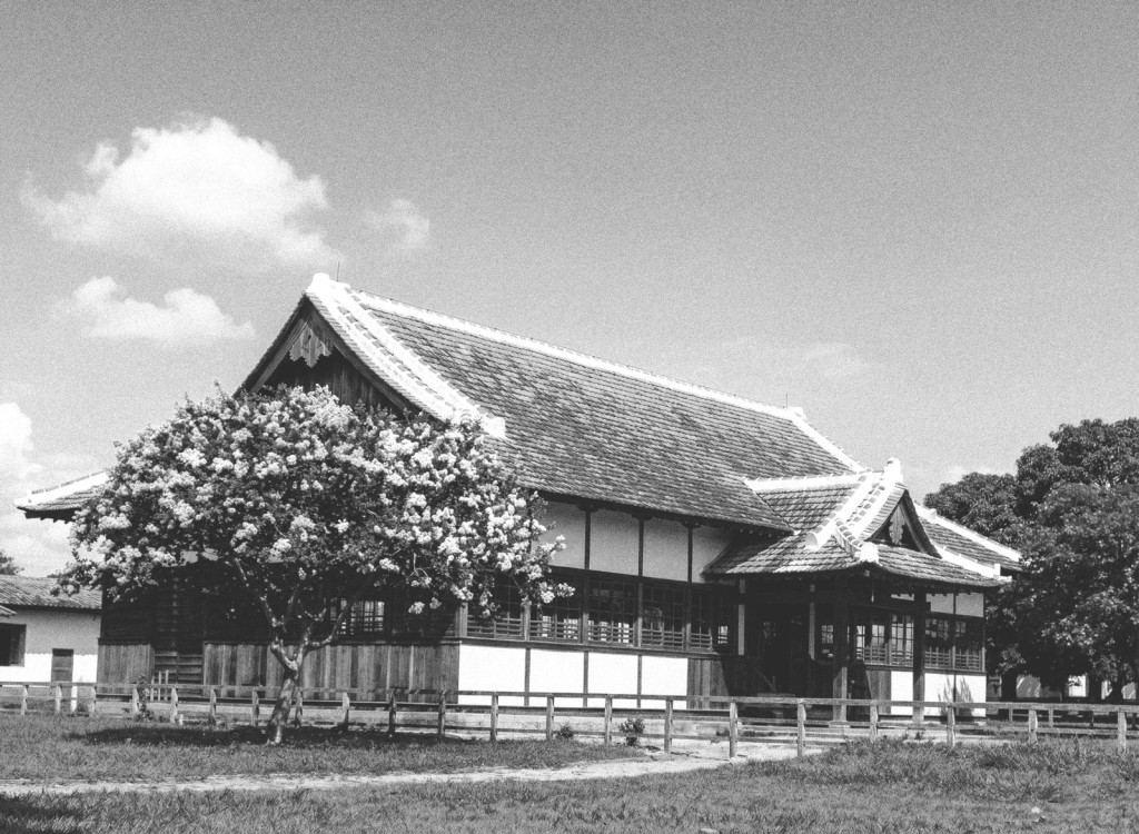 O Hakko Kaikan era um prédio ao estilo dos templos tradicionais construído em madeira e coberto com telha de barro, que abrigava as atividades socioculturais dos imigrantes japoneses que desenvolveram a cultura da juta na Amazônia, a partir do meado da década de 1930.